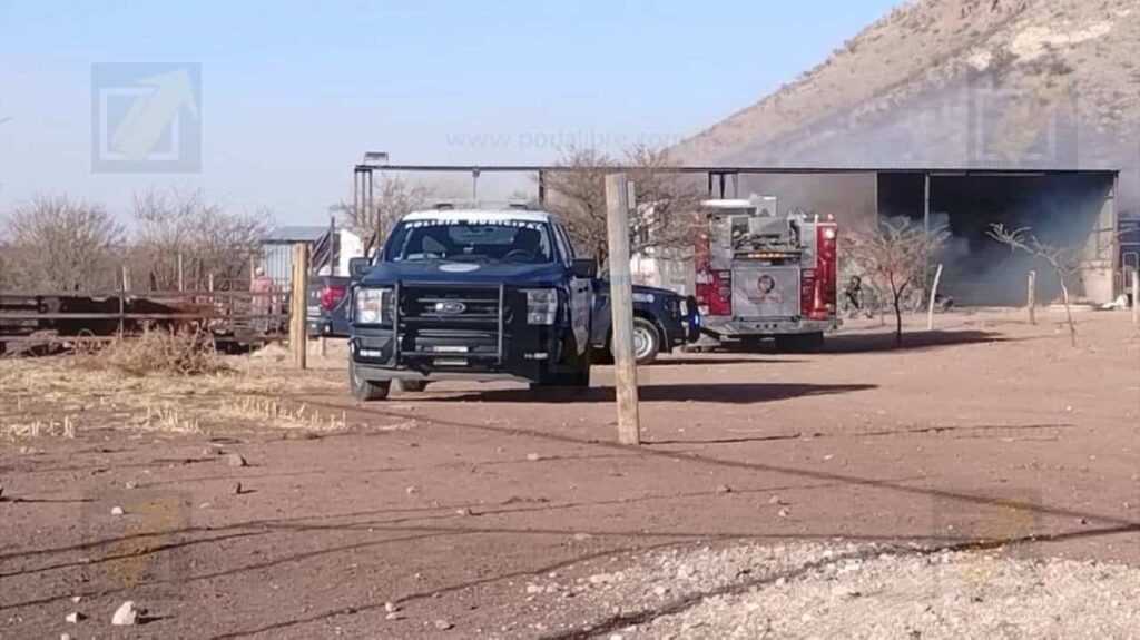 Incendio en rancho del Portal del Fresno consume pastura y madera