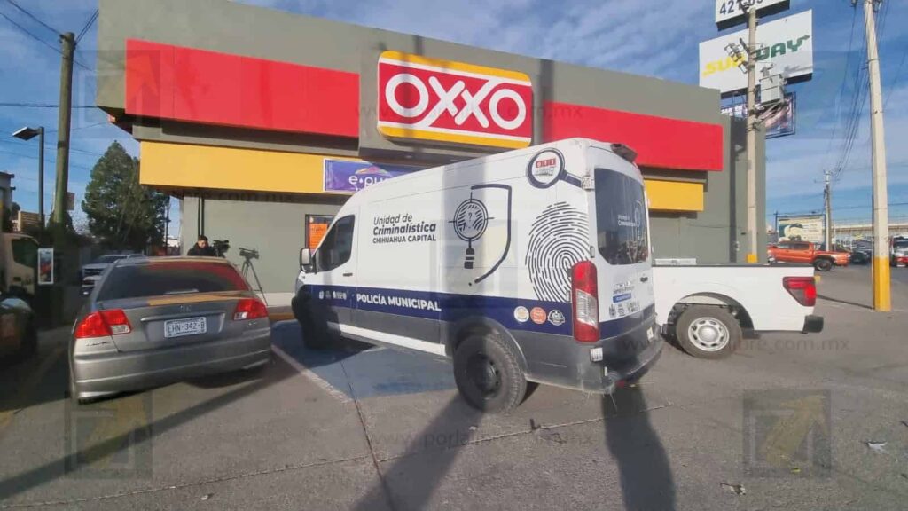 Roban tienda Oxxo durante la noche en la colonia Karike