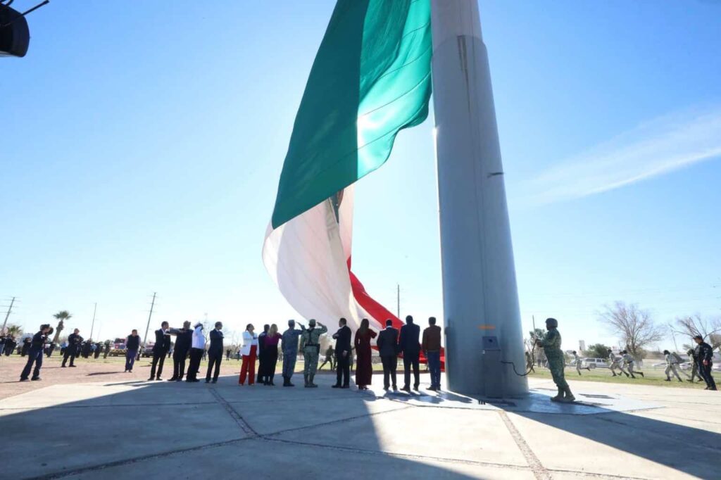 Abanderan instituciones en conmemoración del Día de la Bandera