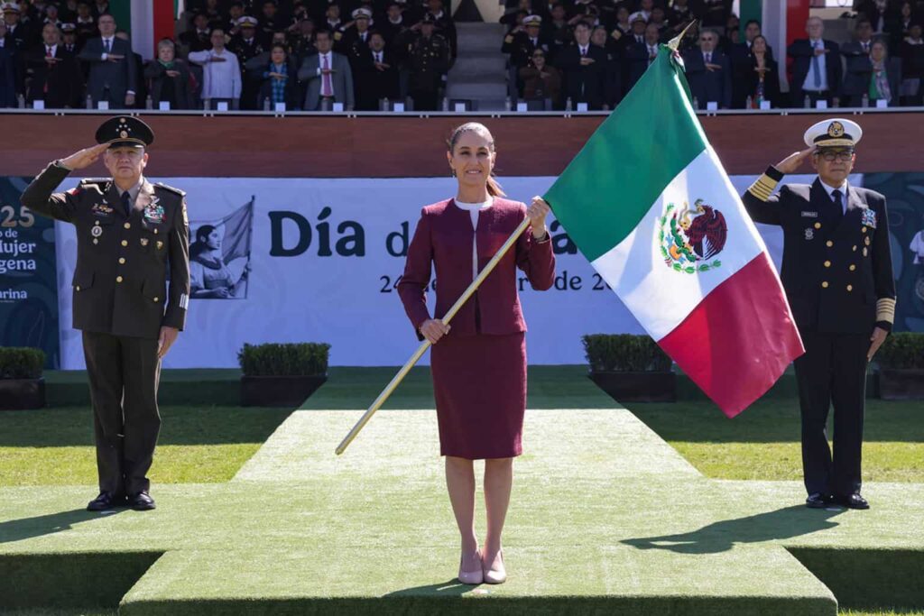 Sheinbaum reivindica la soberanía y a los migrantes en el Día de la Bandera