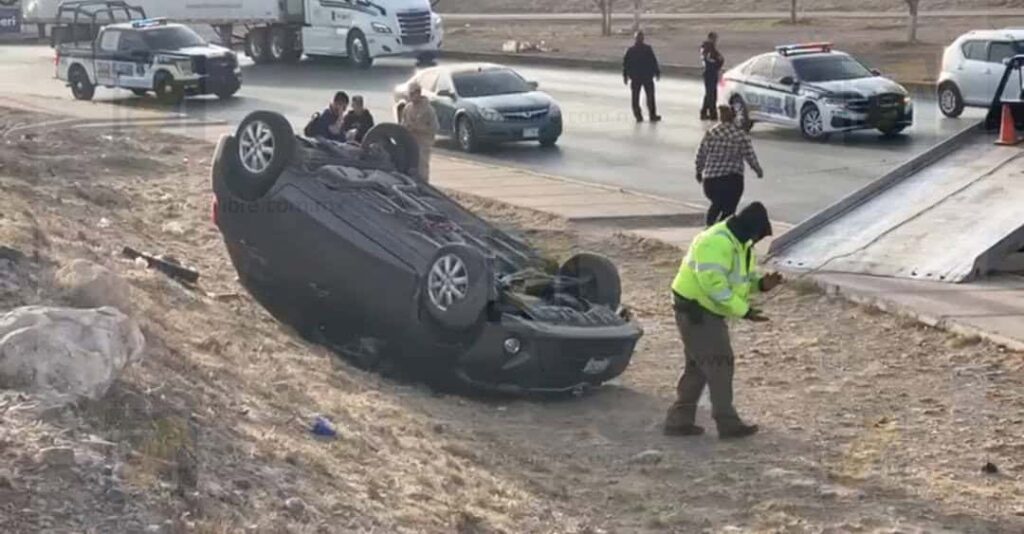 Conductor pierde el control y sufre volcadura en prolongación Homero