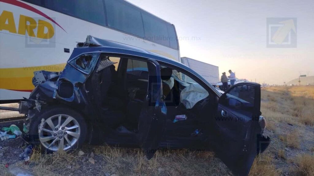 Autobús choca contra 3 vehículos en carretera a Delicias; 6 lesionados