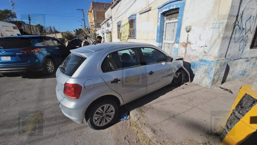 Choque en la Independencia deja a una mujer con lesiones leves tras omitir su alto