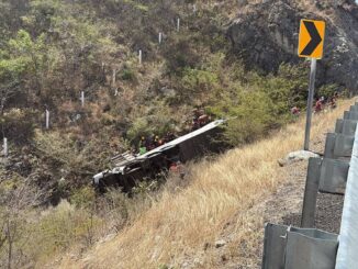 Aumenta a 18 el número de muertos por accidente de autobús en Oaxaca