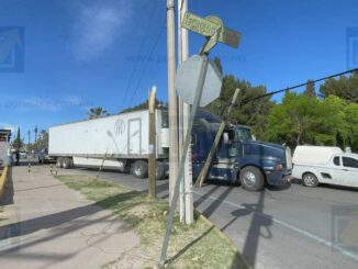 Tráiler derriba poste de telefonía y deja sin Internet a vecinos