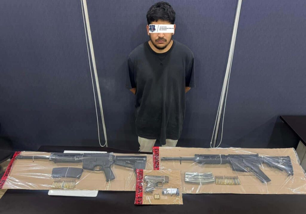 Aseguran policías estatales a sujeto con armamento en vehículo con placas sobrepuestas