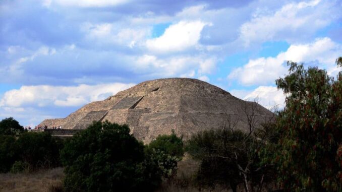 Turistas disfrutan de la Pirámide de la Luna en Teotihuacan tras reapertura