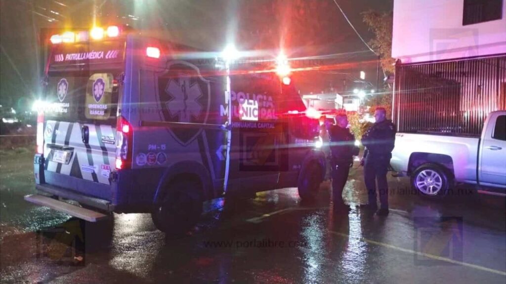 Hombre es rescatado tras ser arrastrado por corriente en El Saucito
