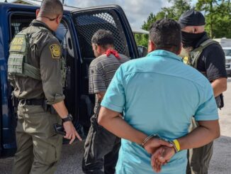 ICE detiene a dos «criminales» mexicanos en un hipódromo de Luisiana