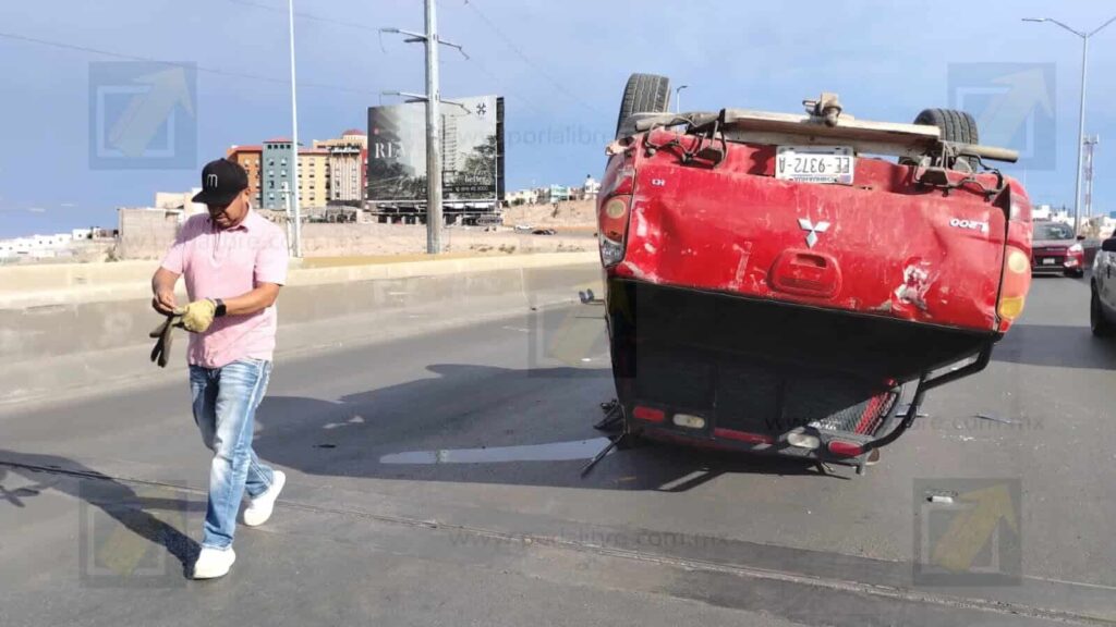 Adulto mayor sufre volcadura tras chocar contra un muro en el Juventud