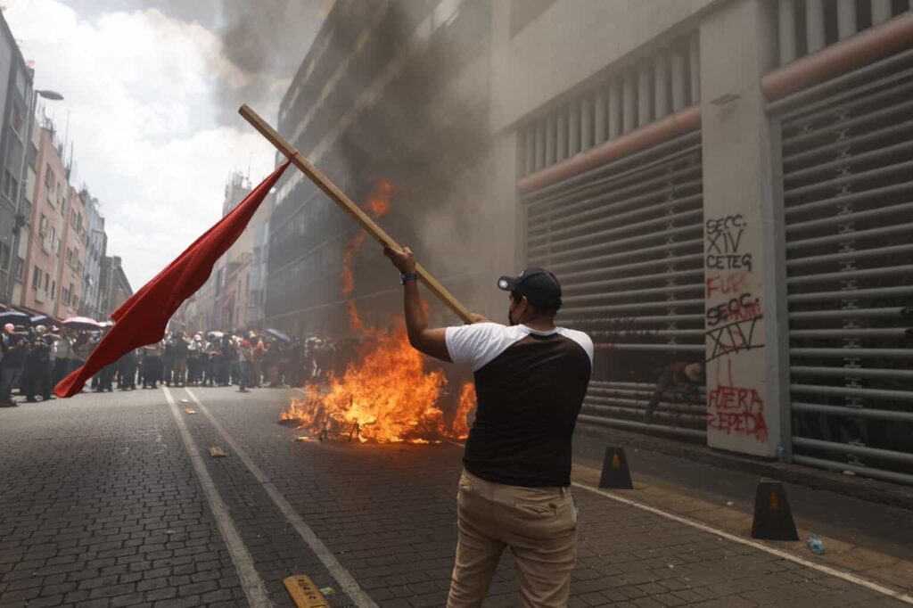 #Video CNTE irrumpe en sede del SNTE y quema mobiliario