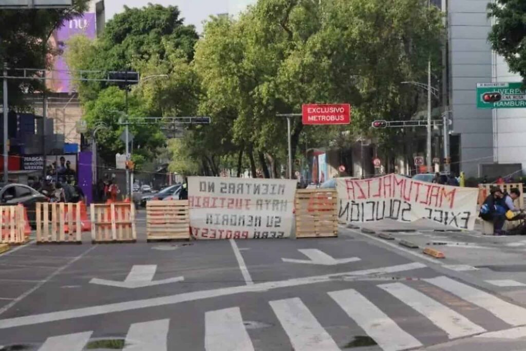 Se cumplen dos días del bloqueo de normalistas entre Reforma e Insurgentes