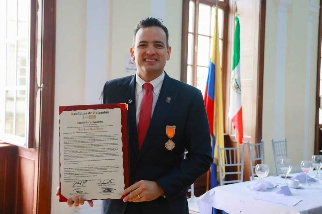 Recibe Marco Bonilla reconocimiento del Senado de Colombia por políticas públicas familiares y de seguridad