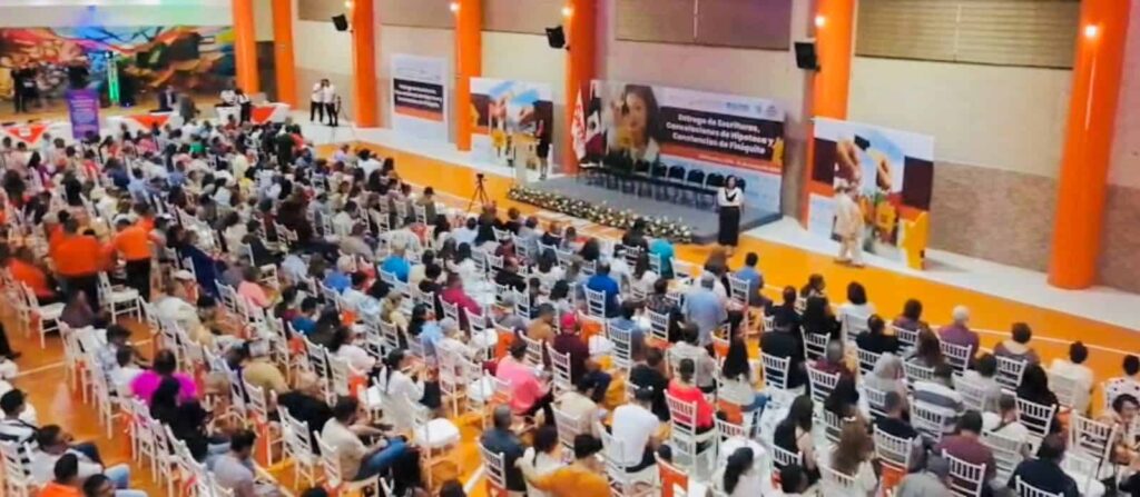 Sección 8 del SNTE Y FOVISSSTE realizan entrega de históricos beneficios a trabajadores federales