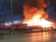 Incendio en fábrica de tarimas provoca cierre de carretera en Aldama
