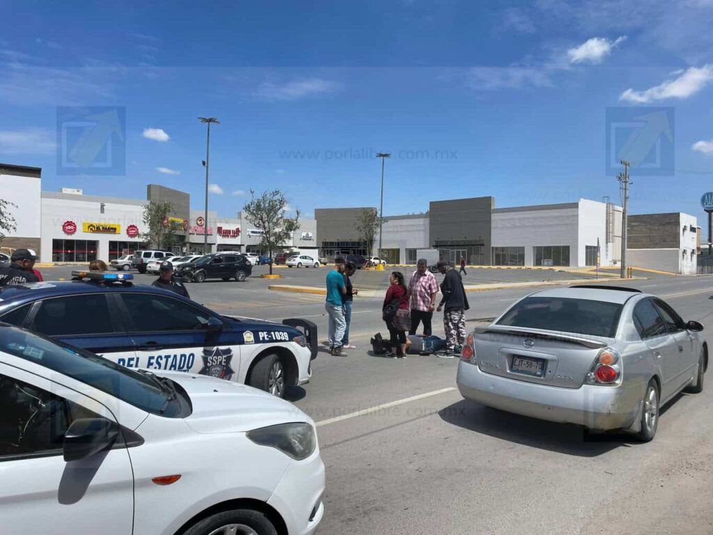 Conductora choca a motociclista al salir de un supermercado