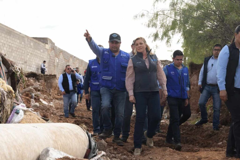 Maru Campos recorre colonias afectadas por lluvias en la ciudad de Chihuahua