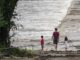 Continúan las búsquedas tras devastadora inundación en Texas; suman 52 muertos y sinnúmero de desaparecidos
