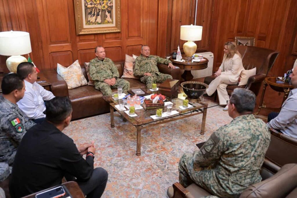 Maru Campos recibe en Palacio de Gobierno al comandante de la XI Región Militar, Eufemio Ibarra Flores