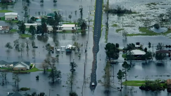 Inundaciones en Texas dejan al menos 27 muertos y decenas de desaparecidos