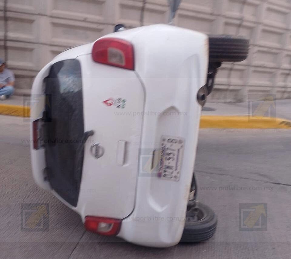 Vehículo termina volcado tras aparatoso choque en el Periférico de la Juventud